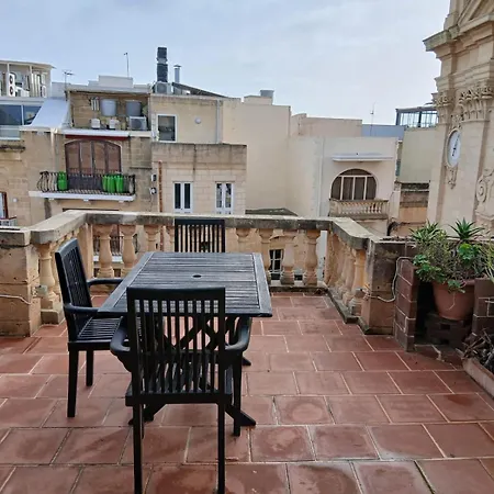 Gozo Duplex Overlooking Historic Piazza Appartement *