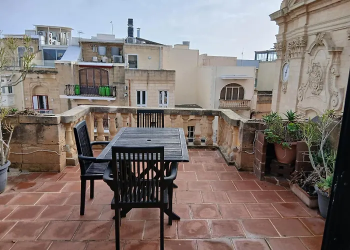 Gozo Duplex Overlooking Historic Piazza Apartament *